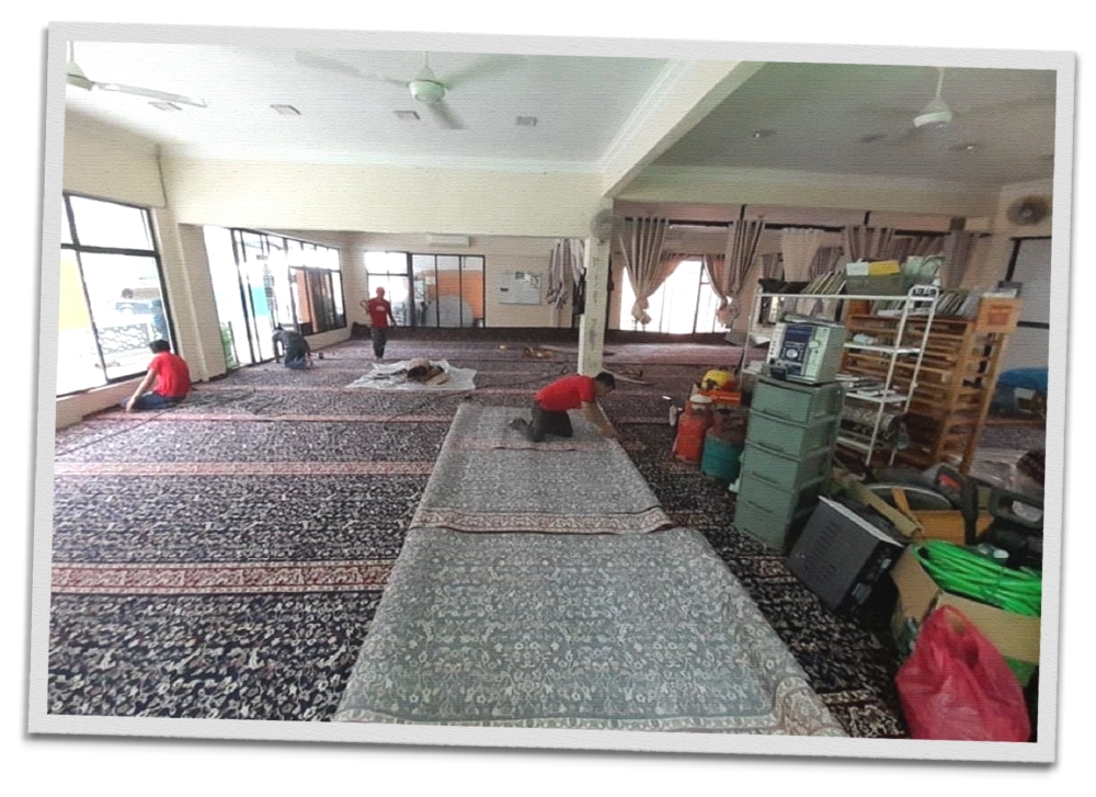 Pemasangan dilakukan dengan teliti dan penuh ketepatan.